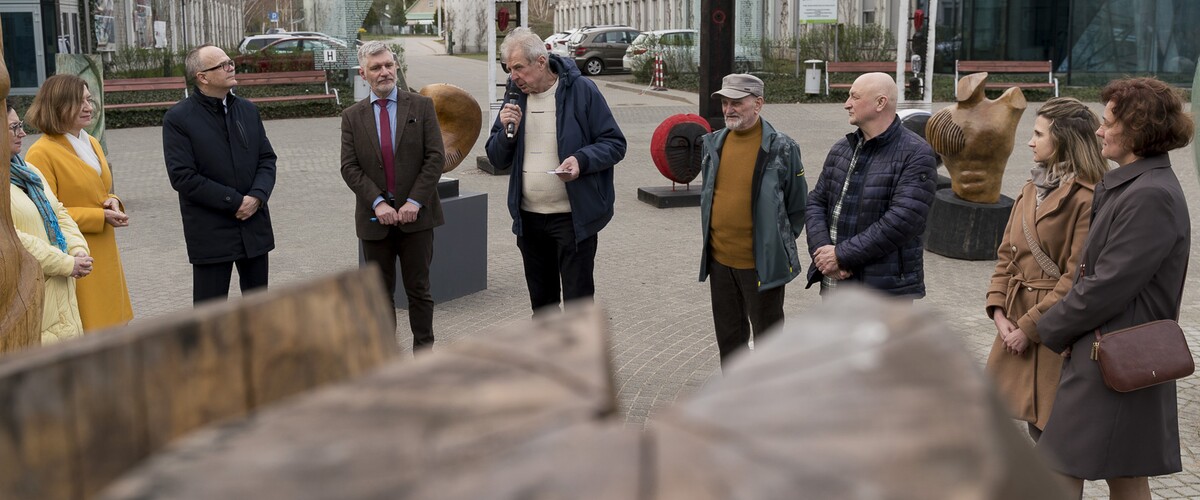 wernisaż rzeźb w kampusie