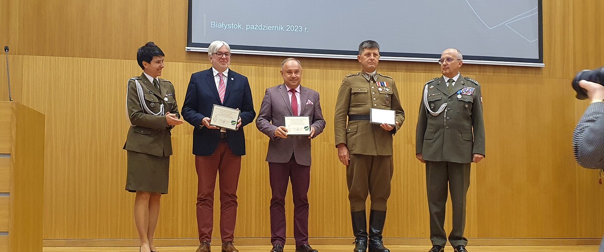 dr hab. Jarosław Matwiejuk, prof. UwB odbiera nagrodę