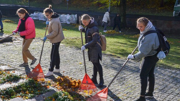 Studenci Filii UwB w Wilnie posprzątali cmentarz na Rossie