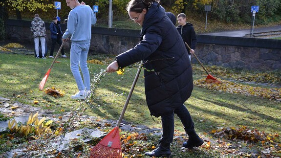 Studenci Filii UwB w Wilnie posprzątali cmentarz na Rossie