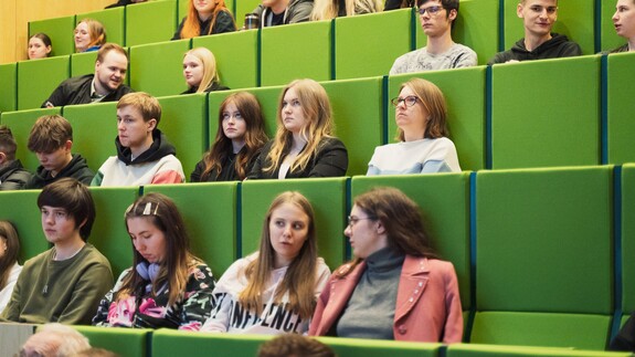 Ambasador Konstanty Radziwiłł spotkał się ze studentami Wydziału Stosunków Międzynarodowych UwB