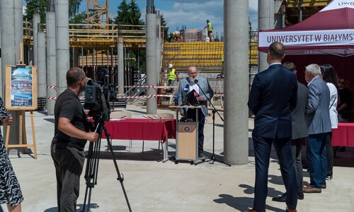 Uroczystość wmurowania kamienia węgielnego na UwB