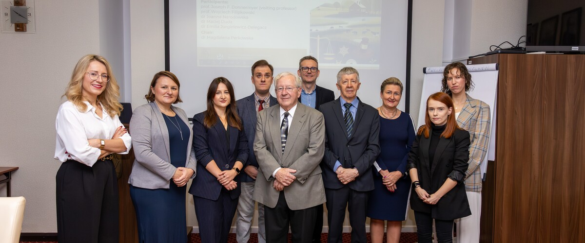 Od lewej: dr Emilia Jurgielewicz-Delegacz, dr Magdalena Perkowska, dr Aleksandra Stachelska, dr Marcin Kryńskim, prof. Joseph F. Donnermeyer, dr hab. Wojciech Filipkowski, prof. UwB, prof. dr hab. dr h.c. Emil W. Pływaczewski, prof. dr hab. Katarzyna Laskowska, dr Justyna Omeljaniuk, mgr Marta Dąbrowska