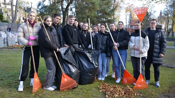 studenci sprzątają cmentarz na Rossie