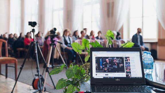 publiczność na spotkaniu z Krzysztofem Zanussim