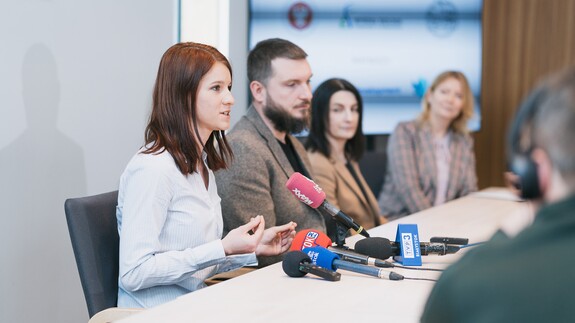 Folia działa. Jest mniej kolizji ptaków ze szklanymi powierzchniami w kampusie Uniwersytetu w Białymstoku