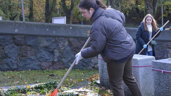 Studenci Filii UwB w Wilnie posprzątali cmentarz na Rossie